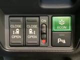 リアドアは乗り降りに便利な両側電動スライドドアです。また運転席に座っていながらスイッチ操作で自在にスライドドアを開け閉めできます。