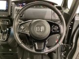 ハンドルにHondaセンシング系のクルーズコントロールやレーンキープアシストなどのスイッチと、オーディオの操作スイッチが装備されています。ハンドルから手を離さず安全に操作できます。
