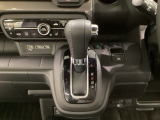 CVT車のセレクトレバーです。低速から高速まで、変速ショックのないスムーズな走りと、エンジン効率のよい領域を維持して燃費にも貢献します。サイドブレーキはスイッチ操作の電子制御パーキングブレーキです。