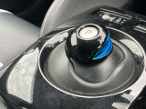 電制シフト。手のひらで包むようにして、手首を軽く動かすだけでシフトできる、マウス感覚のシフト。