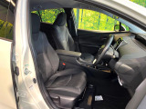 運転席まわりには十分なスペースがあり、大柄な方でもゆったり運転していただける環境です。