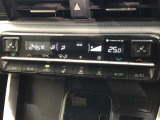 運転席、助手席別々に温度設定ができるデュアルオ-トエアコン装備です。 男性には暑いと感じ、女性には寒いと感じる車内の温度を変えることをできるので、ストレスなくドライブをお楽しみいただけます。