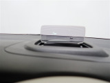 カラーヘッドアップディスプレイ付き。少ない視線移動で情報を確認できるので、運転の疲労軽減に繋がりますよ♪