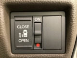 左側電動スライドドアは運転席からでも操作ができるように、ハンドル付近に開閉の操作スイッチが付いています。