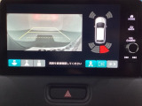 バックでの車庫入れも安心です!リアカメラが付いているバックモニター付のナビディスプレイを装備しております。バンパーについているソナーや、操作線もついており距離感も画面から確認できます。