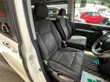 フロントシートです。運転席には座面の上下調節が可能なハイトアジャスターが装備されております。