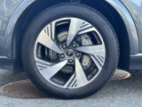 Audiは多様なホイールデザインを提供しており、スポークの形状やサイズ、仕上げ(ポリッシュド、マット、ブラックなど)によって選択肢が豊富です。
