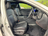 運転席まわりには十分なスペースがあり、大柄な方でもゆったり運転していただける環境です。