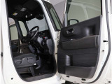運転席・助手席ドアは開口範囲が広く、とても乗りやすいですよ!収納スペースもあります!