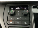 【左右独立オートエアコン】左右席で独立温度コントロールが可能です。運転席はキンキンに冷やして助手席はマイルドにと言った設定が可能です☆暑さ寒さでケンカすることもなくなりますね♪