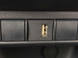 こちらのクルマはUSB接続コネクタも装備されています♪スマホの充電などにお使い下さい。ご旅行中での充電切れも、これなら心配いりませんね!