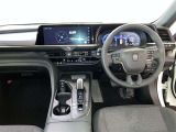 運転席周りのレイアウトをご覧ください。ナビゲーションが綺麗に装着されすっきり収まってますね!