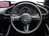 レーダークルーズコントロール搭載。車の速さに応じて車間距離を保ちながら追従走行を支援します。高速道路の運転の負担を減らしてくれます。