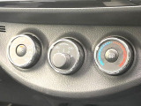 寒い冬も暑い夏も全席に快適な空調を届けてくれる、ダイヤル式エアコンを装備♪