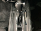 CVT車のセレクトレバーです。低速から高速まで、変速ショックのないスムーズな走りと、エンジン効率のよい領域を維持して燃費にも貢献します。