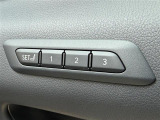 【シートメモリー】運転を交代するたびに、いちいち合わせ直すのは面倒、急いでいるときに直し忘れていたりすると、危ないことも。各自の最適なシート位置がスイッチ一つで再現できるので、とってもスムーズ。