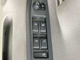 【電動格納ミラー】サイドミラーは電動格納式となっており、狭い駐車場でもキズがつくリスクを抑えられます。