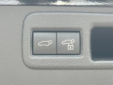 【パワーバックドア】スマートキーや運転席のボタンを押すだけでリアゲートが自動で開閉します!荷物を持っている時や、高い位置にあるバックドアを閉める際に便利な機能です♪