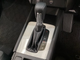 CVT車のセレクトレバーです。低速から高速まで、変速ショックのないスムーズな走りを実現するとともに、エンジン効率のよい領域を維持することで燃費にも貢献します。