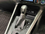 モーターの力を効率よくタイヤへ伝える専用トランスミッション。高級感のある本革巻き仕様です。