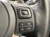 前方の車との車間を設定し、スピードを上げたり緩めたりを自動で行ってくれる追尾式の「レーダークルーズ」。上級装備の一つです!高級車にしかつかない嬉しい機能です。