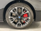 サービスにはドイツ本国と同様に教育と訓練を受け、BMWを知り尽くした「マイスター」が数多く在籍しております。360度による納車前点検整備で、お客様に安心と安全をお届けいたします。