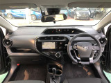 シンプルながら機能性溢れる運転席廻りです。視界性もよく、運転しやすいですよ。