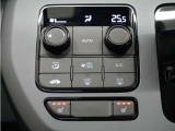 フルオートエアコン搭載。好みの温度に設定するだけで、風向や風量を自動でコントロール!いつでも快適な車内環境に。さらに、体を直接温めるシートヒーター付きで寒い季節も暖かく過ごせます。