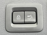 【パワーバックドア】スマートキーや運転席のボタンを押すだけでリアゲートが自動で開閉します!荷物を持っている時や、高い位置にあるバックドアを閉める際に便利な機能です♪