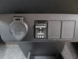 12V電源ソケットを設置しております。周辺機器の充電にご利用頂けます。便利なUSBジャックも付いています。