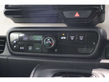 フルオートエアコンが装備されています!お好みの温度設定をするだけでエアコンの風量やモードの切り替えを自動でコントロールしてくれます!ユーザーの操作が少なく燃費走行にもつながります!
