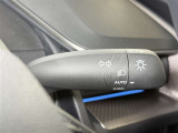 【オートライト】車外の明るさに応じて、自動的にライトの点灯・消灯を行います。