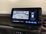 リバースギアに入れるだけで後方の表示へ切り替わります。夜間や雨の日の駐車も楽になりますよ。