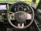 インテリアに合わせたデザインのステアリングは、運転される方のことも考え、運転しやすい形状、大きさです。是非一度、実際に触ってお確かめください。