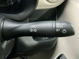 【オートライト】車のセンサーが周囲の明るさを感知し、自動でヘッドライトを点灯・消灯する機能です。この機能は夕暮れ時の交通事故が多い時間帯の安全性を高めてくれます。