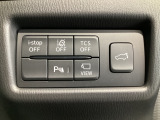 運転席脇のクラスタースイッチ部分にはカメラ切り替えスイッチ、パーキングセンサー、その他走行系スイッチを集中配置しております。
