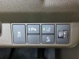 ハンドルの右側にはヘットライトリベライザーとHondaセンシング用のメインスイッチがついています。ヘッドライトリベライザーは道路状況や積荷の加重に応じてライトの高さを調節できます。