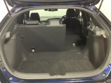 シートを倒せば、長い荷物もラクラク積めます。左右別々に倒せるので、後席乗車時もトランクスルーが可能です。