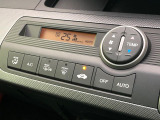 【オートエアコン】一度お好みの温度に設定すれば、車内の温度を検知し風量や温度を自動で調整。暑い&hellip;寒い&hellip;と何度もスイッチ操作をする必要はありません。快適な車内空間には必須の機能ですね♪