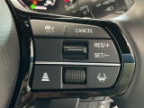 【アダプティブ・クルーズ・コントロール】予め設定した車速内でクルマが自動的に加減速。 前走車との適切な車間距離を維持しながら追従走行し、高速道路でのドライバーの疲労を軽減してくれる嬉しい機能付♪