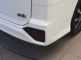 コーナーセンサーを車の前後に装備。障害物までの距離に応じて警告音を変えてお知らせ。縦列駐車時や駐車場・車庫などでの取り回しをサポートします。詳細は販売店スタッフまでおたずねください。