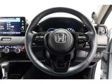 運転中もハンドルでの操作が可能です。特に高速道路等の目が離せない運転時には、便利さだけでなく、安全性も兼ね備えております。