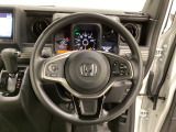 ハンドルにHondaセンシング系のクルーズコントロールやレーンキープアシストなどのスイッチと、オーディオの操作スイッチが装備されています。ハンドルから手を離さず安全に操作できます。