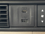 フロントに接続用と充電用USBジャックがあります。