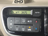 【オートエアコン】一度お好みの温度に設定すれば、車内の温度を検知し風量や温度を自動で調整。暑い&hellip;寒い&hellip;と何度もスイッチ操作をする必要はありません。快適な車内空間には必須の機能ですね♪