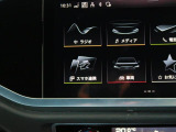スマートフォンとAudiをUSBケーブルを介し接続。AppleのCarPlayやAndroid Autoのアプリを通じて、スマートフォンのコンテンツをMMIディスプレイに表示します。