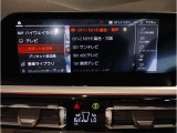 【ⅰドライブナビゲーション】文字情報も鮮明に表示する高解像度カラーディスプレイを採用。視認性に優れた地図デザインと特徴的な建造物を目印にした描写表示で現在位置を把握できます。地図データの更新も可能です