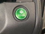 ECON モードをON にするとアクセルペダルの動きに対するエンジンの反応とエアコンの制御を切り換えることで、燃費のいい運転をするドライバーがペダルを踏んだ時と同じようにエンジンを制御します。
