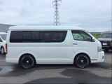 指定工場は別名民間車検場と呼ばれ、陸運支局に代わって車検(検査)を行うことができる工場です。そのため陸運局と同じ検査ラインを自社の工場に持っています。実際の車検の検査を自社で行うことができます。