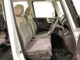 女性でも運転がしやすいように、シートの高さ調整機能(シートリフター)がついています。運転席と助手席の間が空いている為、助手席側への移動がスムーズです。交通量の多い道でも助手席側から乗り降りができます。